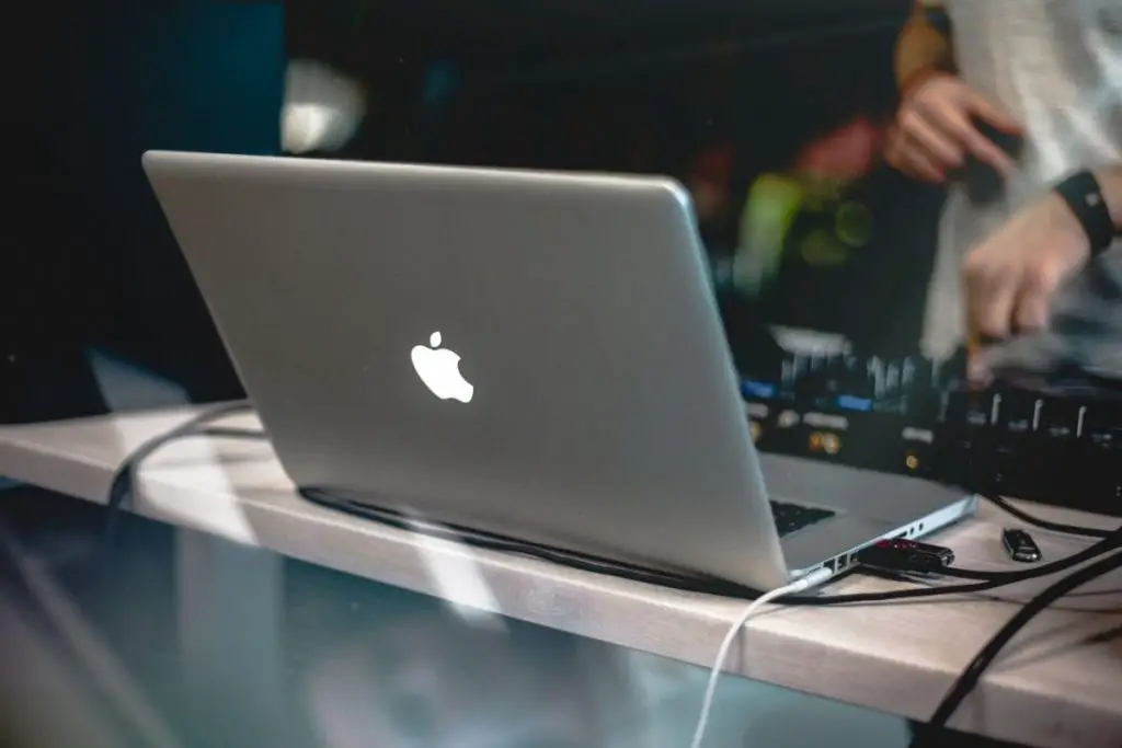 how to connect audio interface to macbook pro