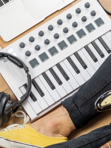 how to connect guitar to audio interface